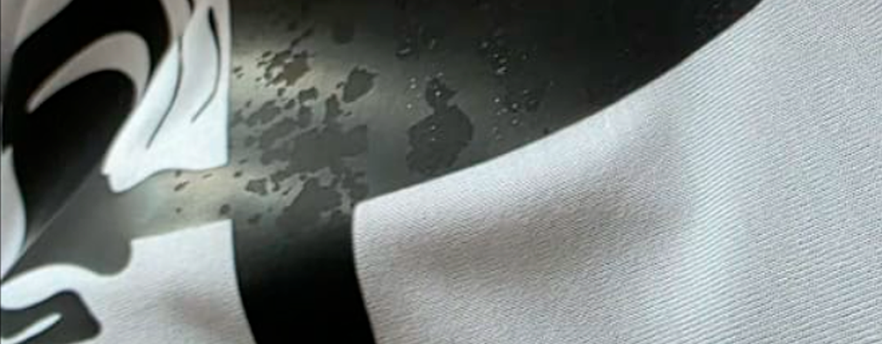 Estampado DTF dañado por exceso de humedad, con zonas mal adheridas y tinta craquelada como ejemplo de error común.