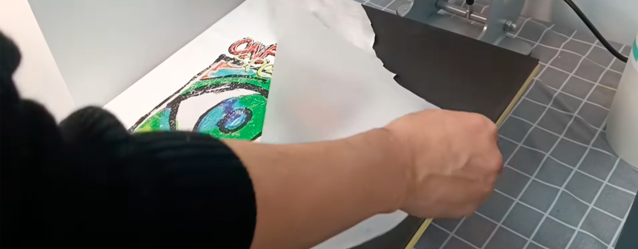 Ilustración del proceso de impresión DTF: impresión sobre film PET y transferencia a camiseta.