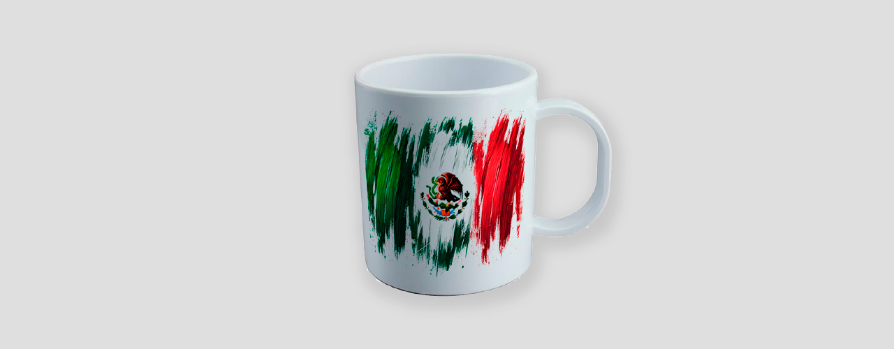 Mockup de taza con la bandera de México estilo brochazos en PNG, perfecta para impresión, DTF y sublimación.
